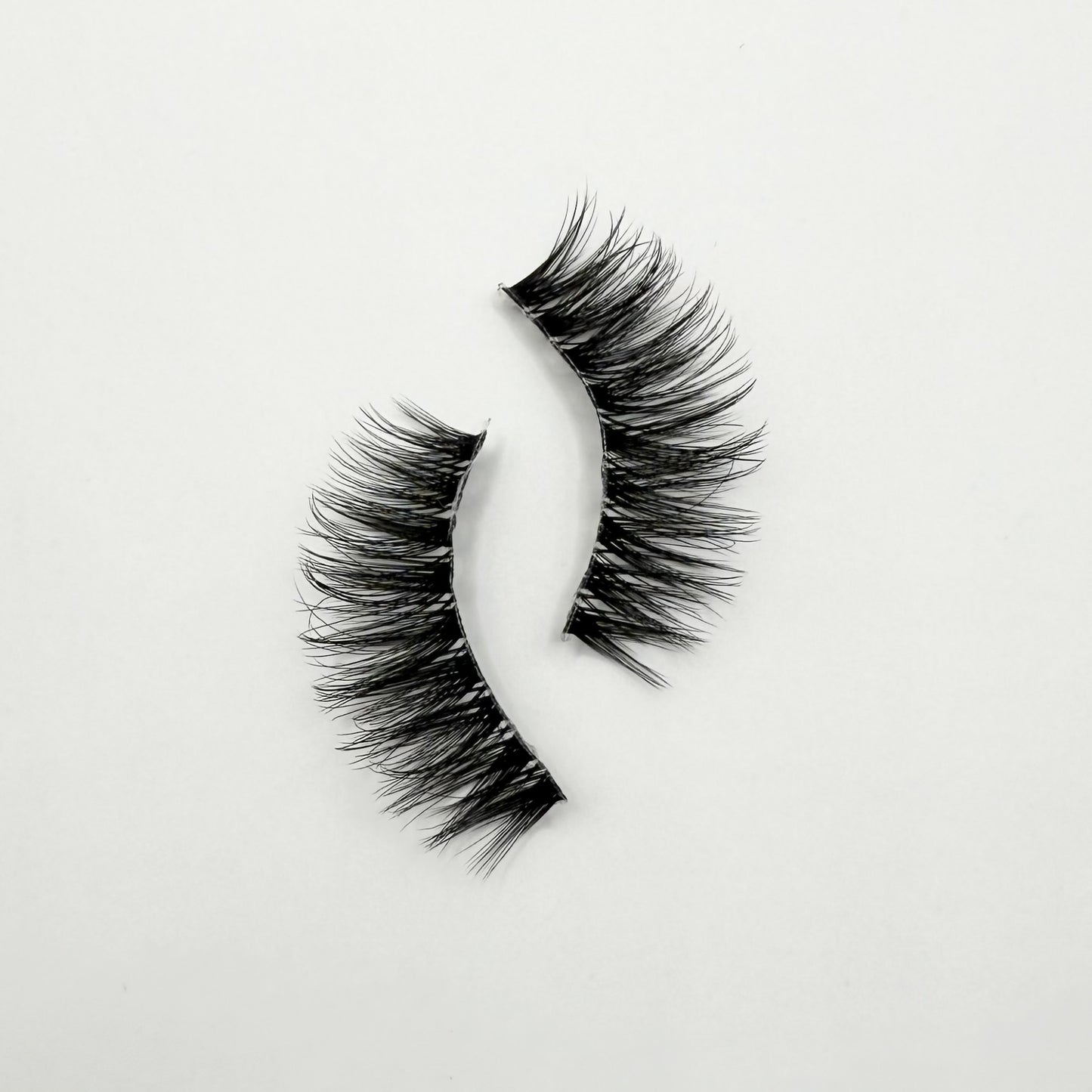 Wispy clear band lashes