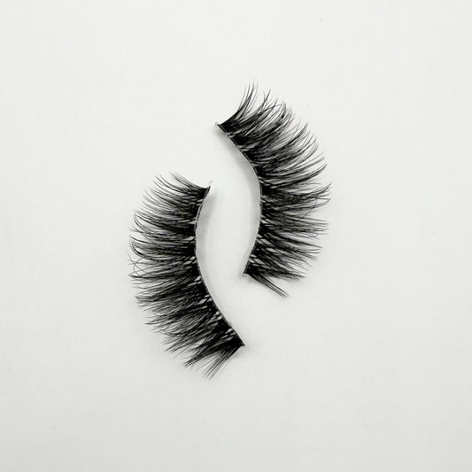 Wispy clear band lashes